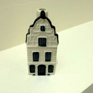 Canel house Blue Delft's # 21 KLM by BOLS AMSTERDAM 

Ceramic Empty Bottle.